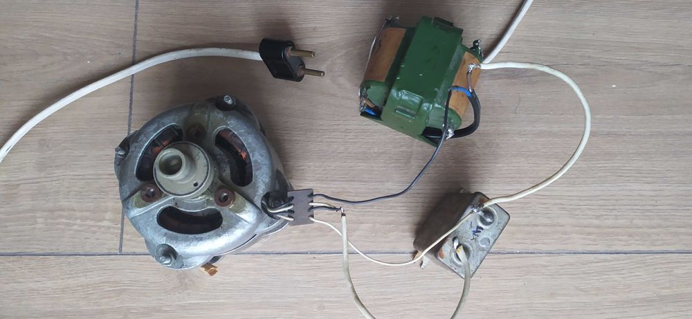 Електродвигун від магнітофона в комплекті