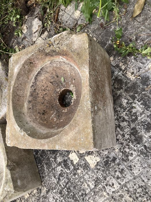 Pias em pedra antigas em bom estado