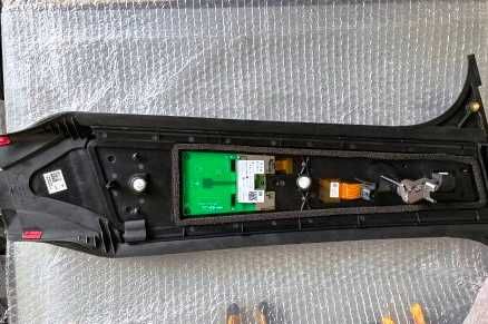 Накладка правої стійки з камерою Tesla Model Y 2024 (1785300-00-В)