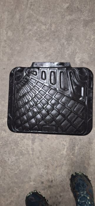 Tapete de carro borracha preto como novo novo