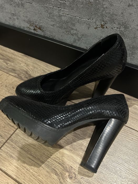 Klasyczne, czarne buty na obcasie