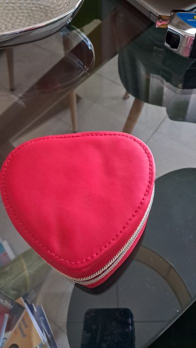 Caixa guarda jóias em coração