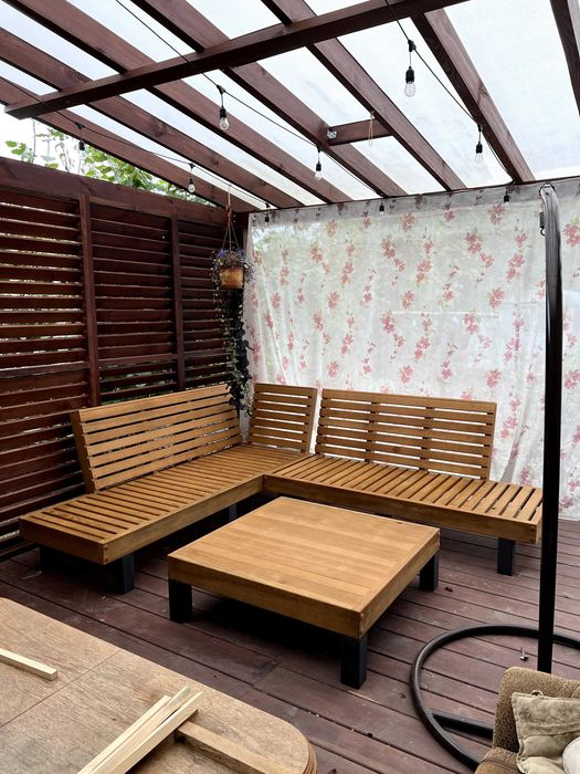 Zestaw ogrodowy sofa stolik z drewna na taras balkon altanę narożnik