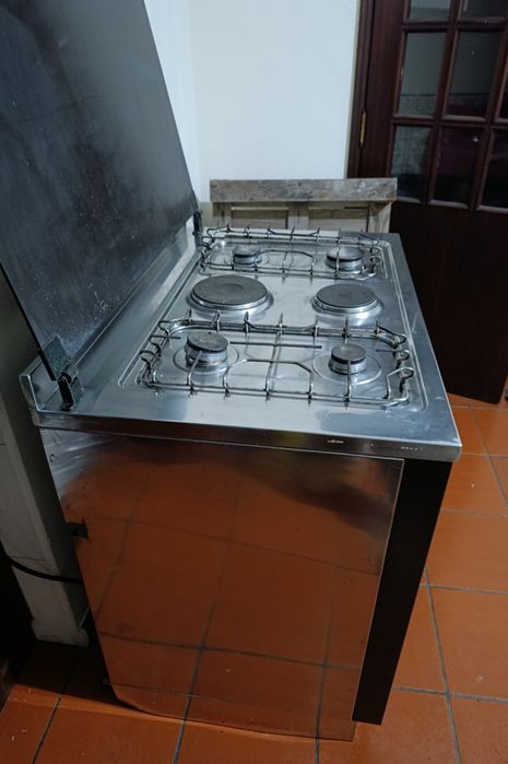 Fogão Marca S.I.A.R. com 4 Bicos a Gás e 2 Eletri