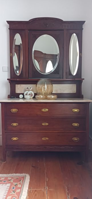 Mobília antiga de quarto