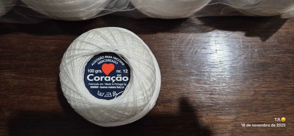 Algodão branco em novelos para crochê