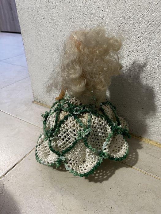 Boneca com vestido feito em croche