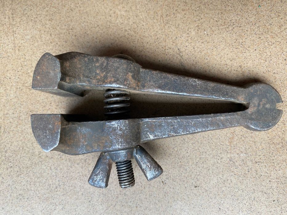 Stary ścisk metalowy. (1)