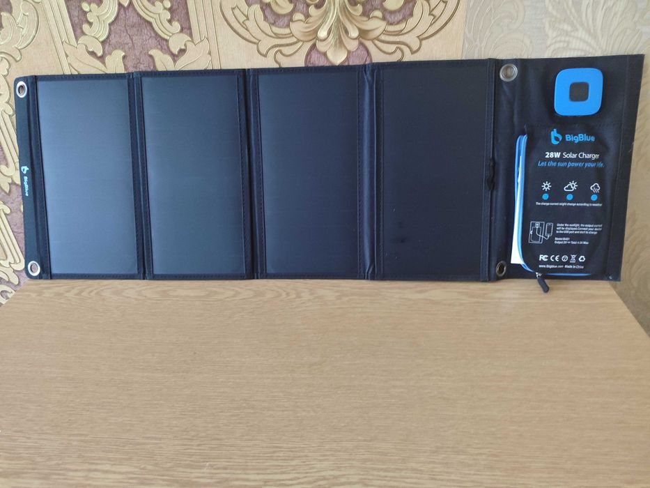 Сонячна панель BigBlue Solar Charger 28W B401. Maє чотири панелі які забезпечують хорошу роботу