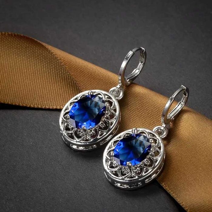 Элегантные  Серьги с Вырезанными Лепестками и Овальным  Кристаллом