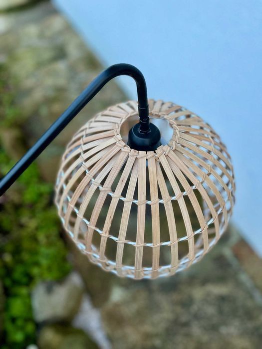 Aplique parede em metal e bambu