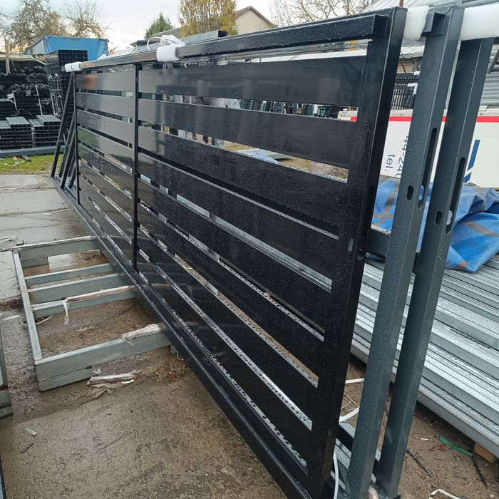 Brama przesuwna z wypełnieniem panelowym