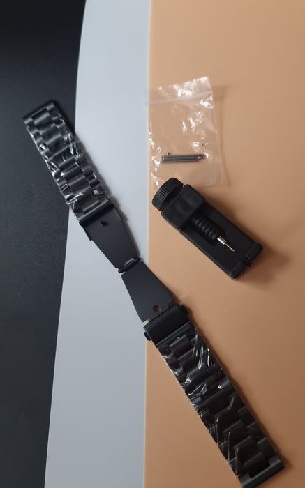 Metalową bransoletę do zegarka o szerokości 22 mm w kolorze czarnym