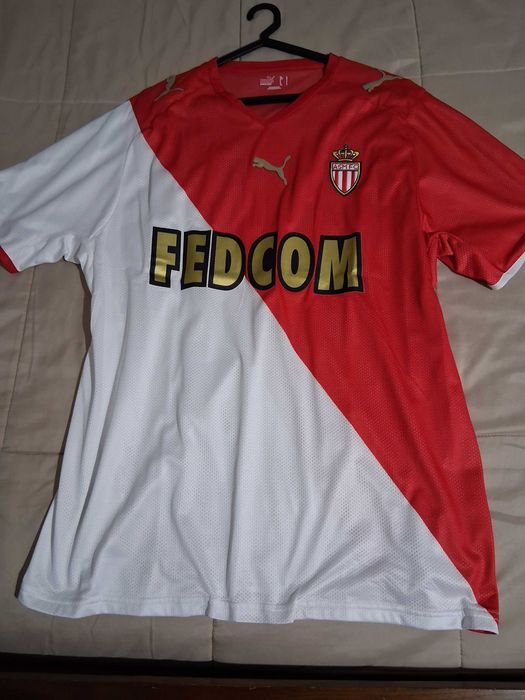 Várias camisolas futebol.