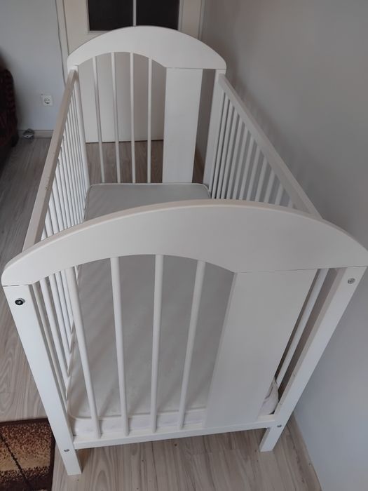 Łóżeczko dziecięce z materacem