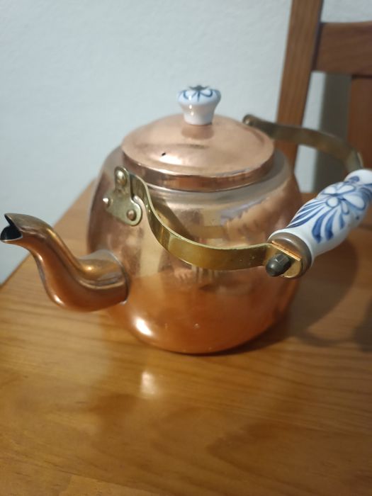 Bule antigo em cobre da marca coart