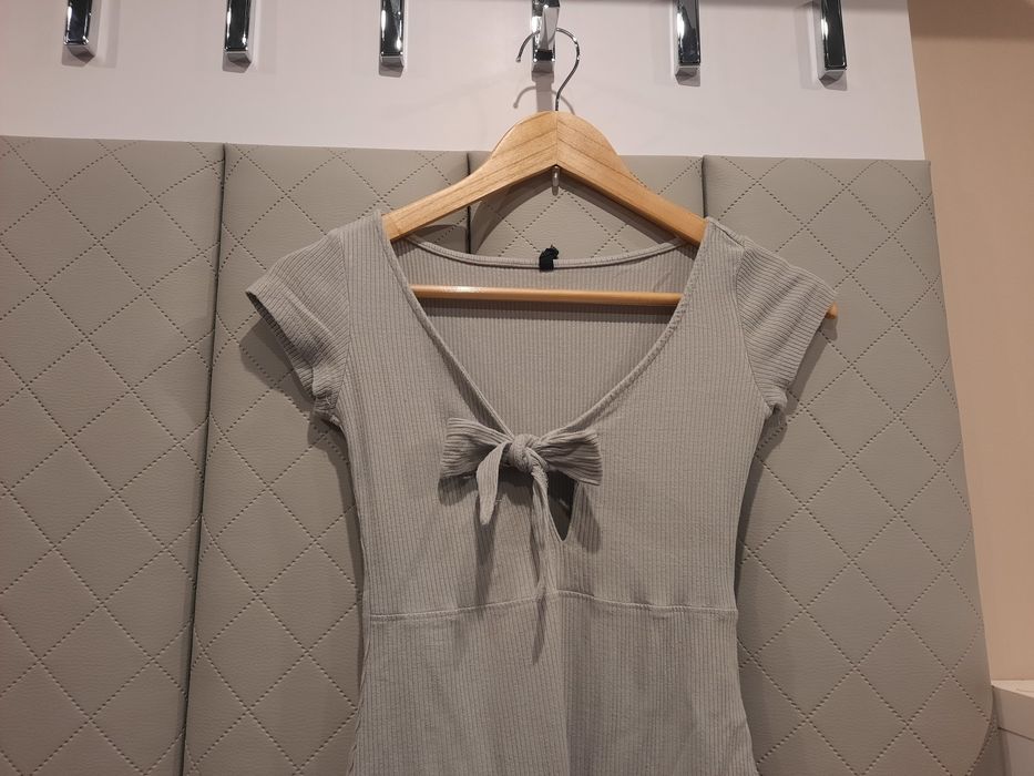 Szare body wiązane w dekolcie