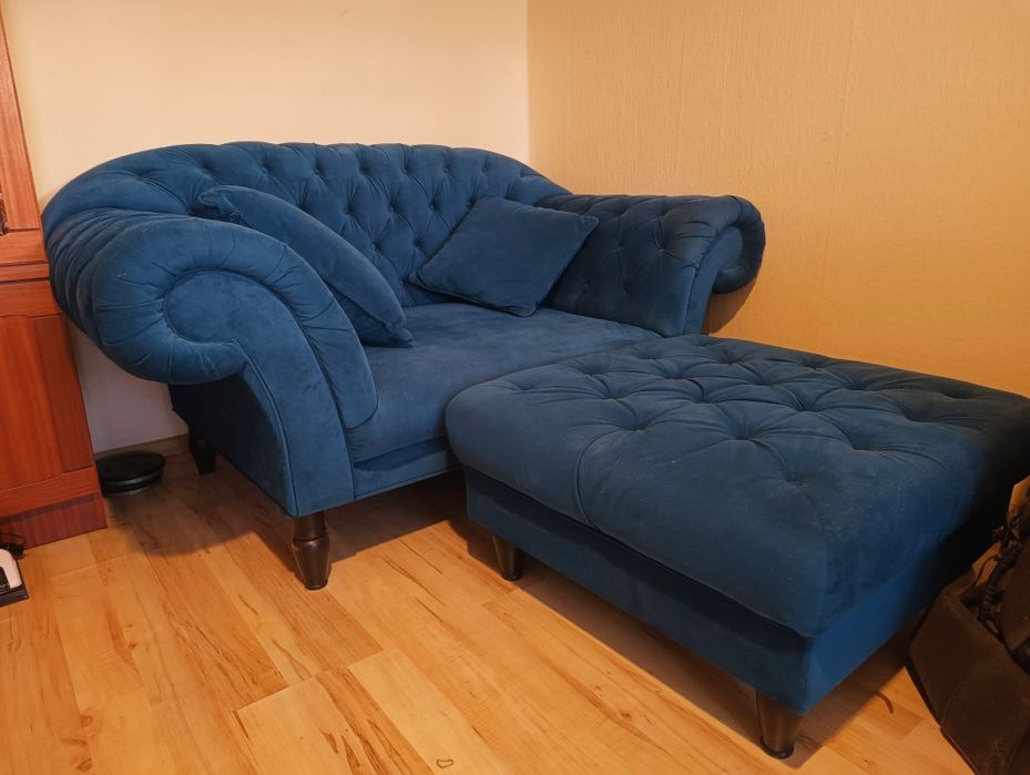 Piękna Sofa z podnóżkiem