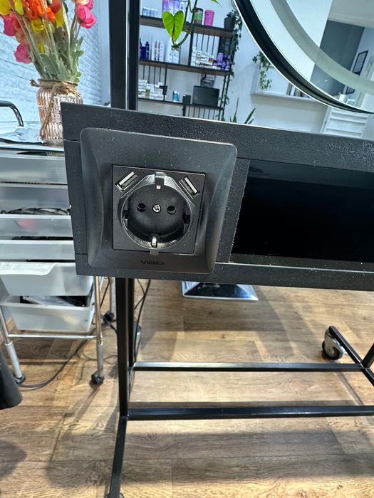 Робоча станція для перукаря, візажиста, бровиста