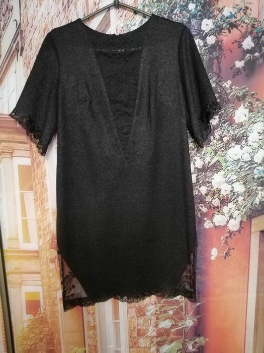 Черное платье с кружевом.