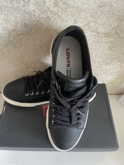 Продам макасини фірма Levis