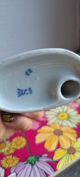 Porcelanowa figurka dziewczyna z kotem sygnowana