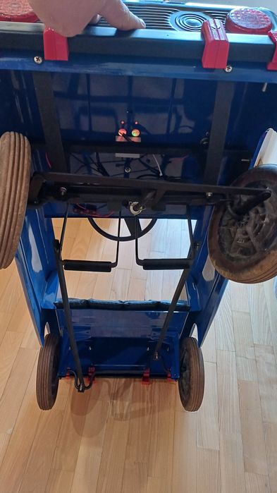 Продається педальна дитяча машина.