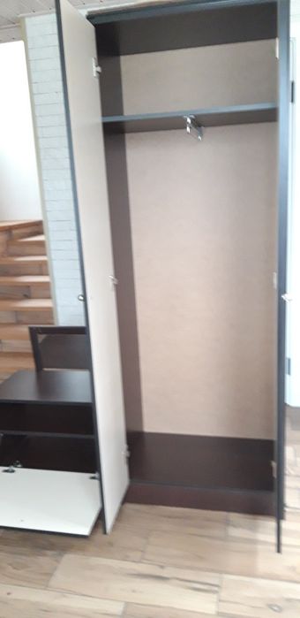 Прихожа шкаф із тумбою і дзеркалом в дуже хорошому стані