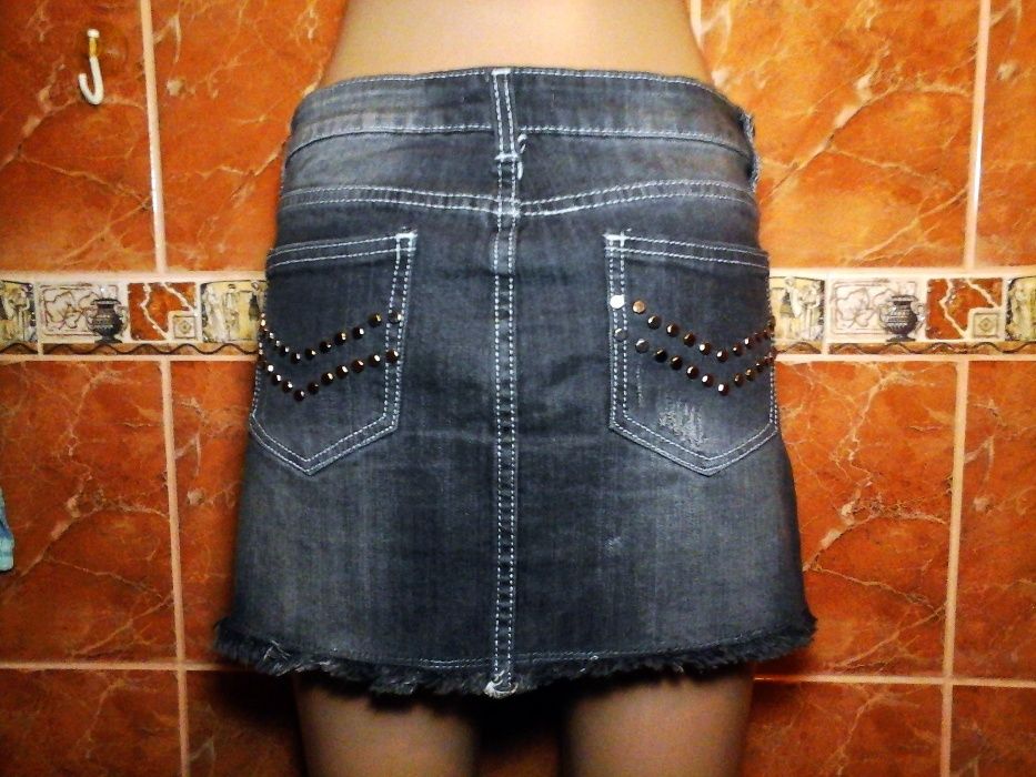 Джинсовая юбка с заклепками и бахромой