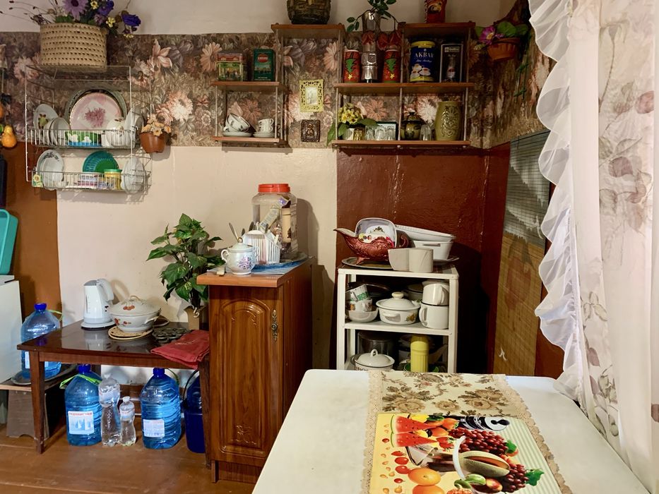 Продаю половину будинку у центрі Гощі