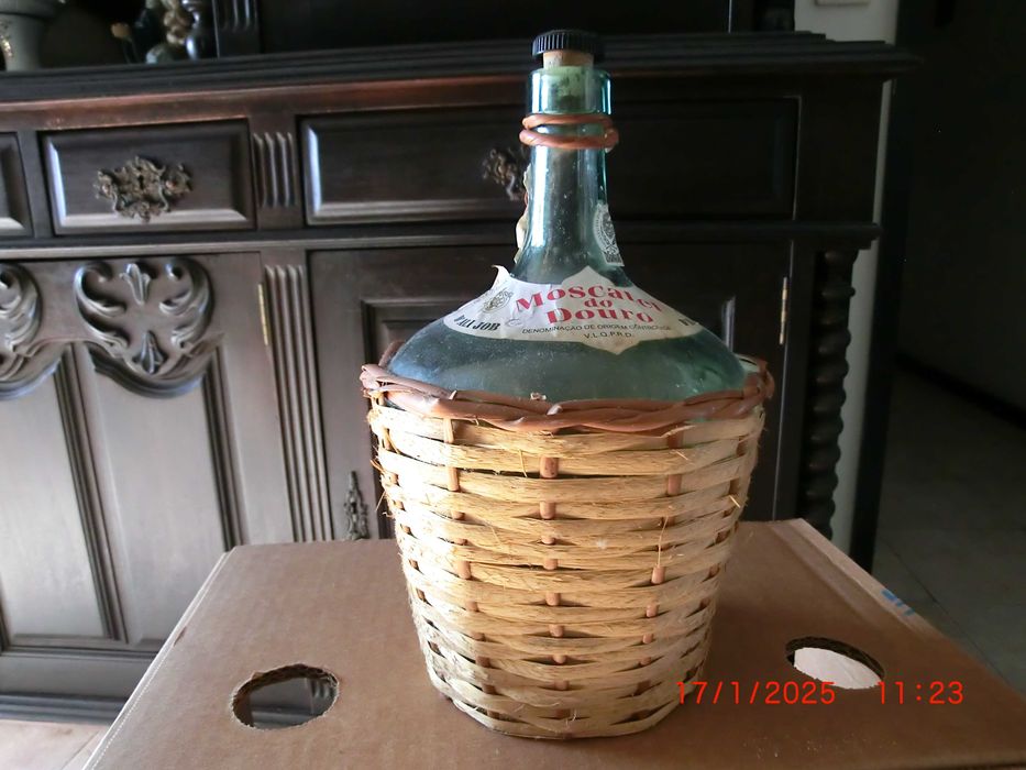 Garrafão de 2 litros em vidro, empalhado.