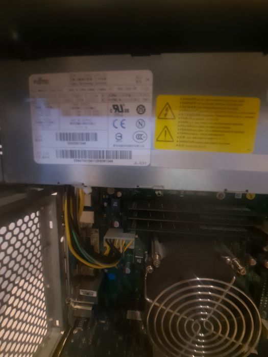 Sprzedam wszystko działa tylko trzeba wgrać Windowsa syn nie uzywa