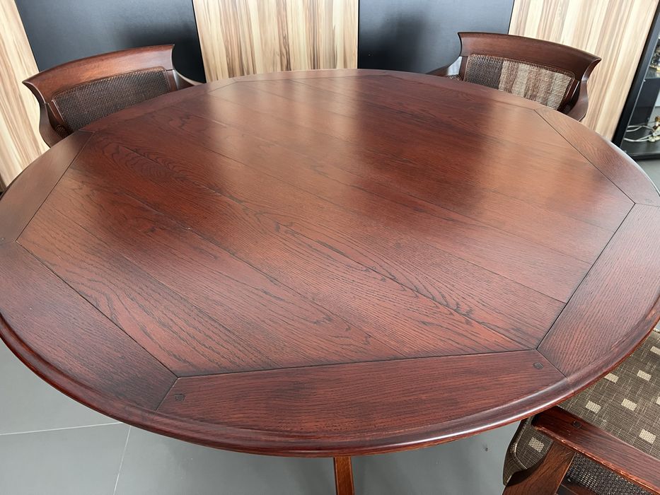 Stół okrągły dębowy z miękkimi fotelami