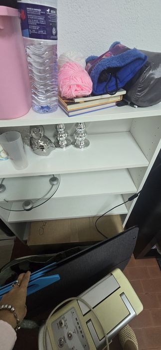 2 móveis do ikea com prateleiras