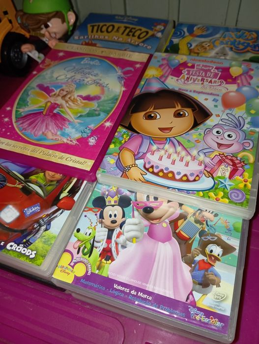 Lote de brinquedos para crianças e DVDs infantis