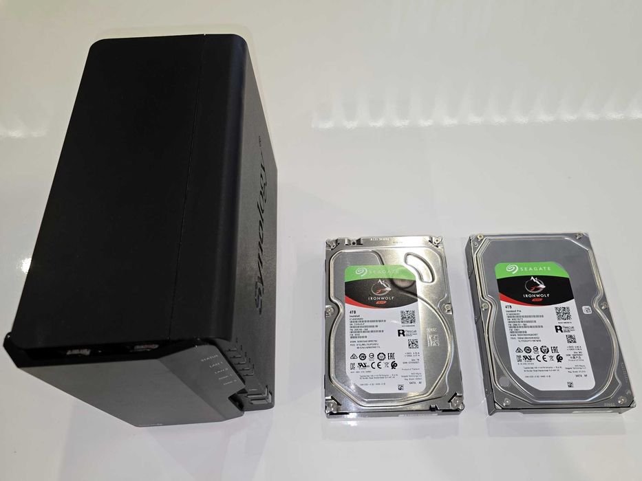 Synology DS220+ com discos (4TB IronWolf NAS Pro + 4TB IronWolf NAS)