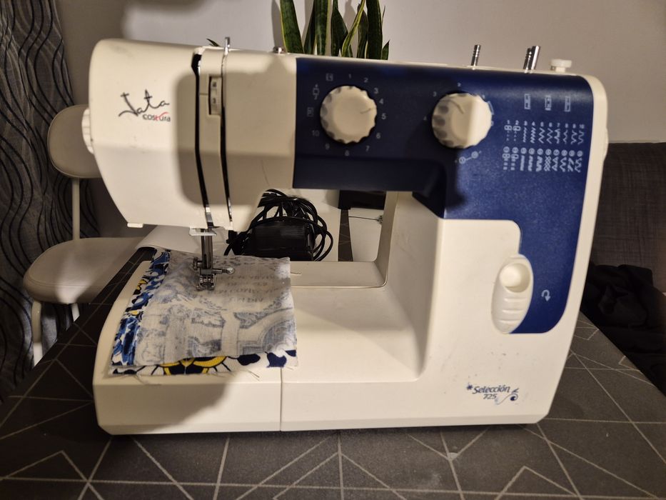 Máquina de Costura Jata 725 – Como Nova + Mala com Rodas