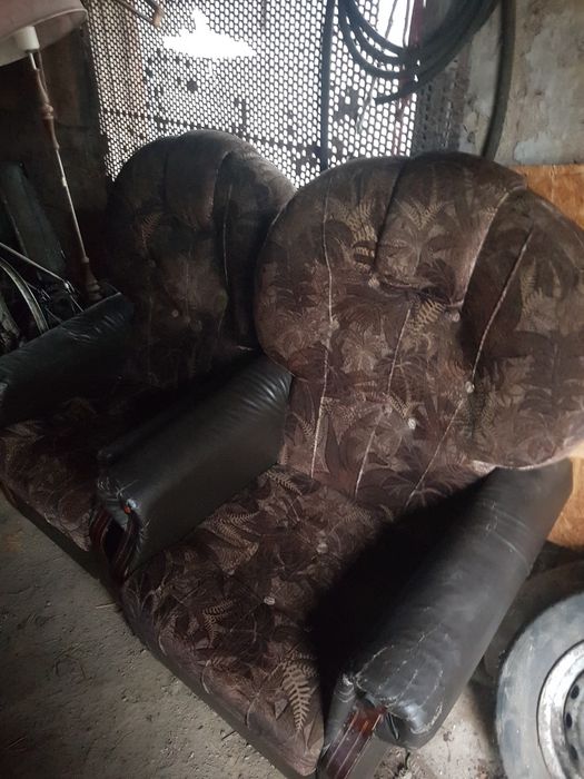 Продам меблі вживанні диван кресла столики тумбочки