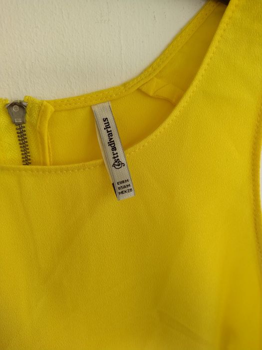 Top amarelo, elegante e fluído - Stradivarius - Tamanho M