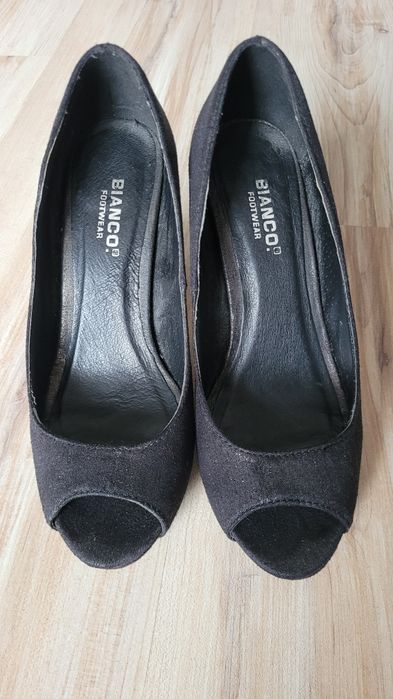 Czarne szpilki z brokatem