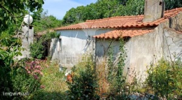 Moradia T3 para recuperar em Matacães (Torres Vedras)