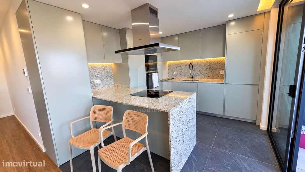Apartamento T2 Novo mobilado com Varanda e Garagem em frente ao metro