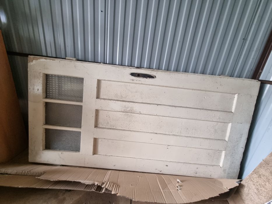 Stare drewniane drzwi do renowacji