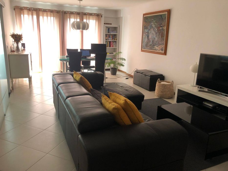 Arrenda-se T2 com Suite, Ar Condicionado, Estacionamento e Arrecadação – Amadora