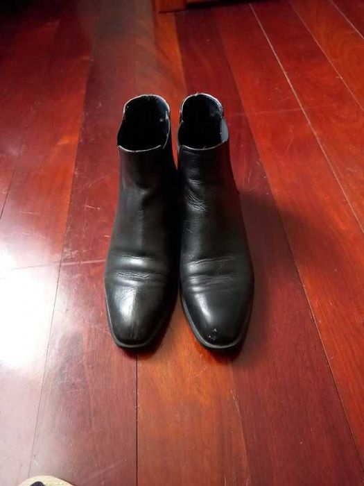 Botins pretos de mulher