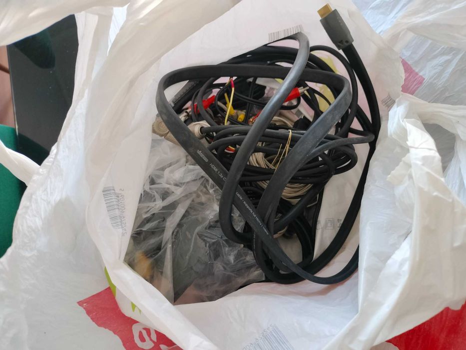 Vendo cabos e outros componentes diversos