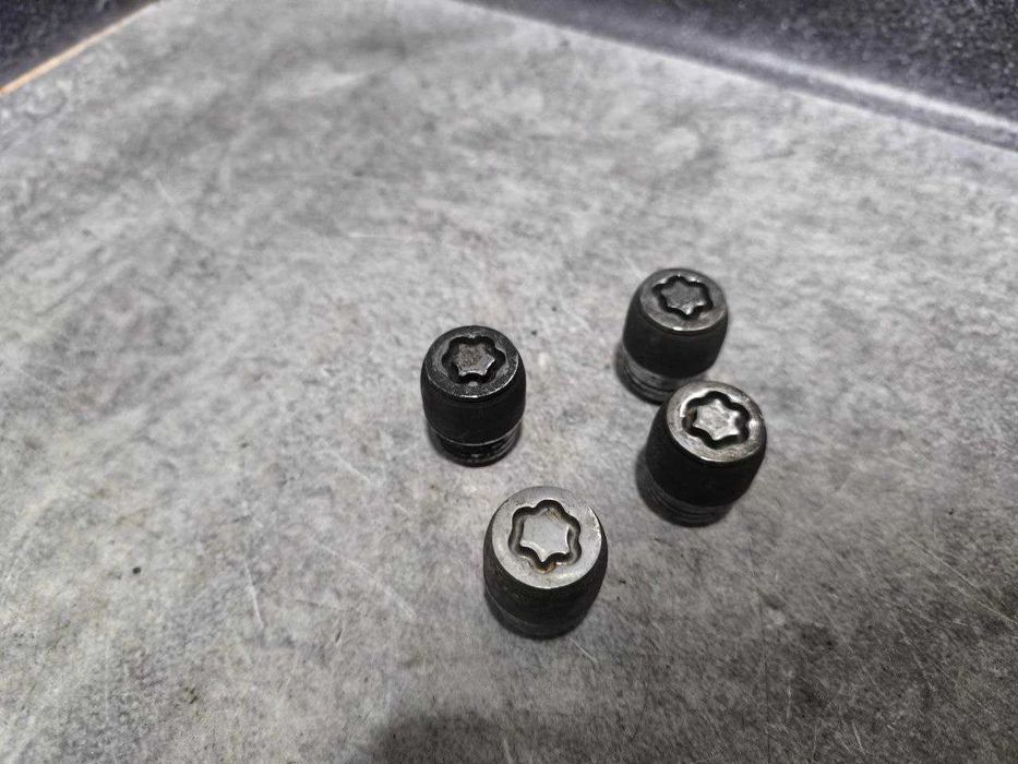 Оригінальні секретки на колеса  Nissan Juke Qashqai Rogue Tiida Murano