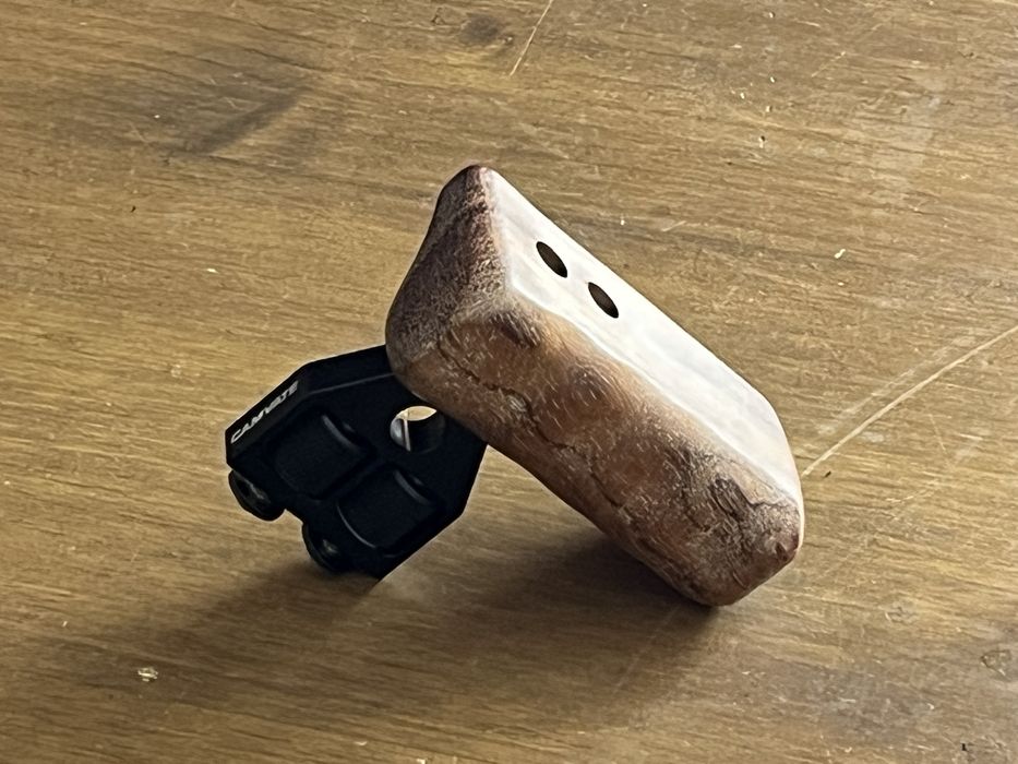 Punho com cabo em madeira