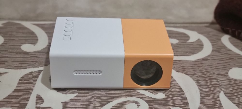 Мини проэктор YG300