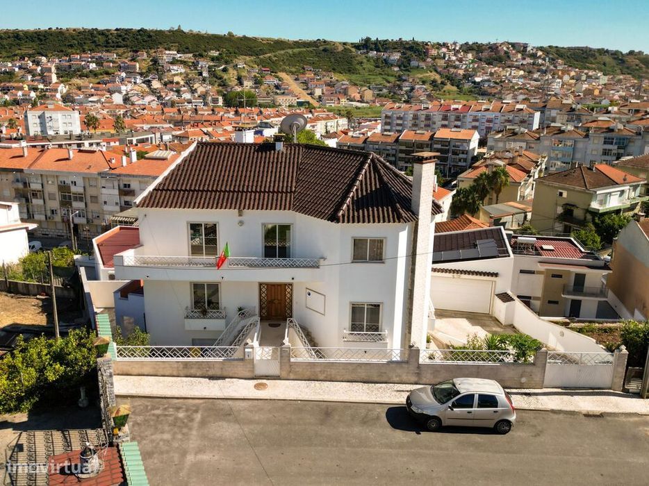 Moradia T6 Bifamiliar em Odivelas